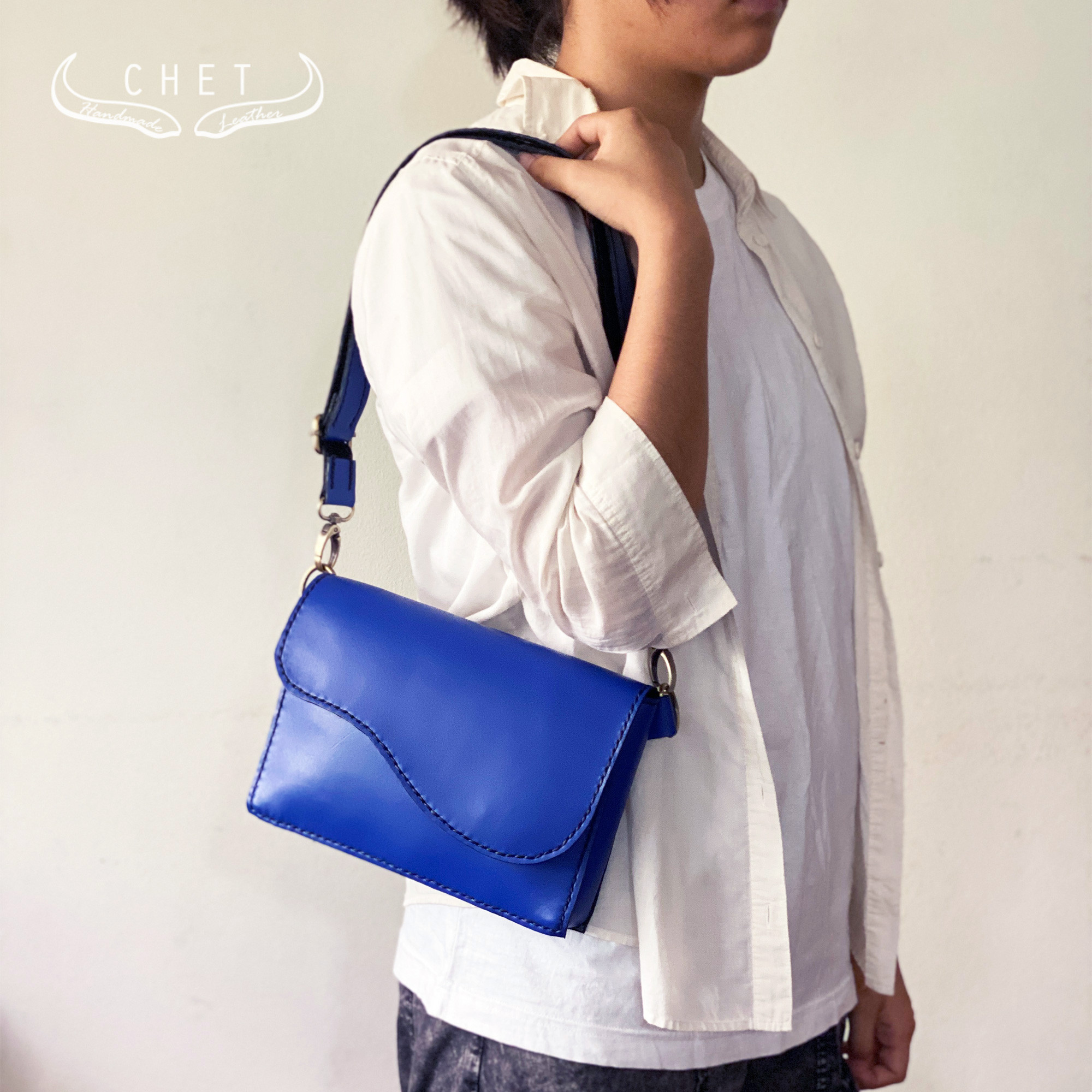 レザーショルダーバッグ・クラッチバッグ／ブルー　ストラップ取り外し可能
