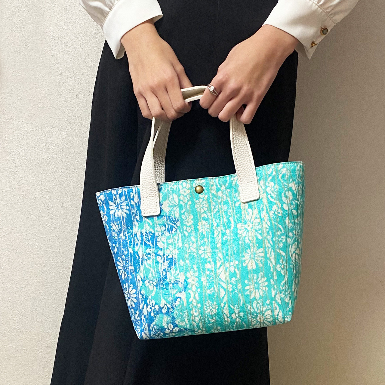 【正絹 手染め トートバッグ】型染　青、ブルー系　底板付き 11,400円