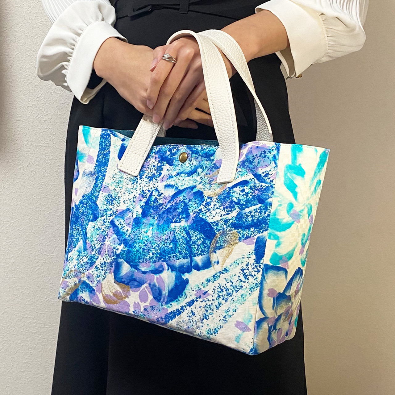 【正絹 手染め トートバッグ】流水 花柄入り　青／ ブルー系　底板付き
