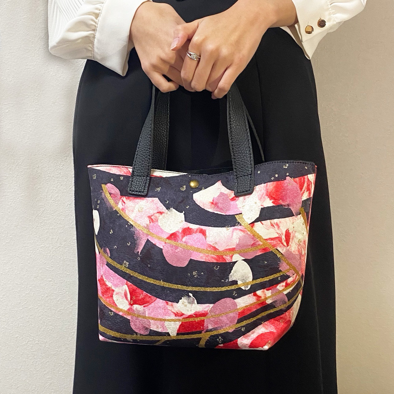 【正絹 手染め トートバッグ】流水型入り 夜桜 花びらの舞  赤／黒　底板付き