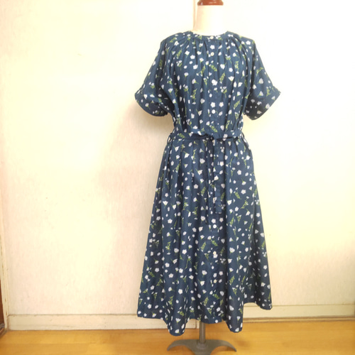 涼しいコットンリネン ワンピース ネモフィラ 花柄 ネイビー ブルー L