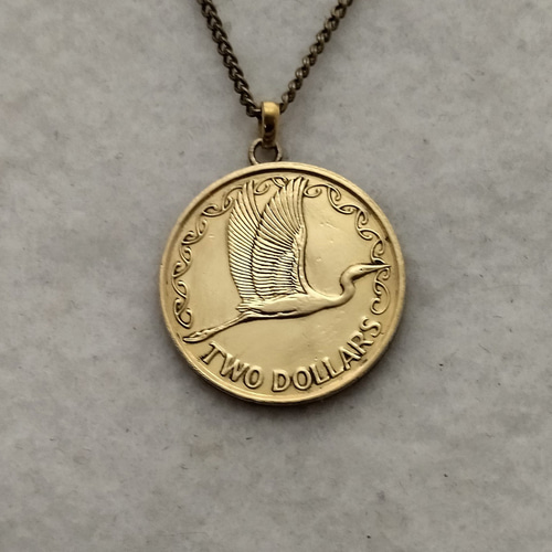 ニュージーランドの白鷺のコインネックレス ネックレス・ペンダント