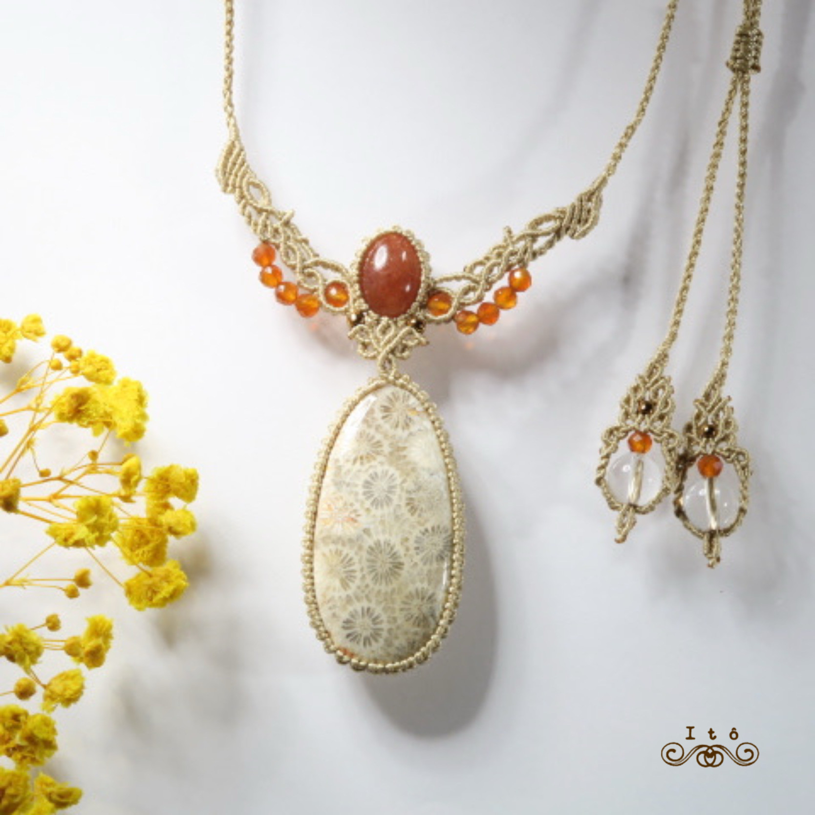 インドネシア産フォッシルコーラルとタンザニア産サンストーンのマクラメネックレス