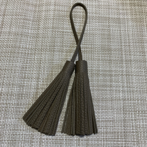 レザータッセルチャーム グレージュ② 1枚目の画像