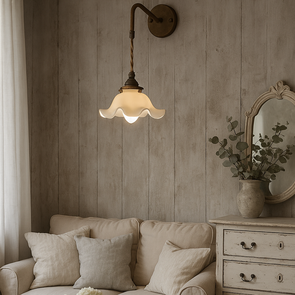 優美な波打つ乳白ガラスシェードのブラケットライト【受注生産】