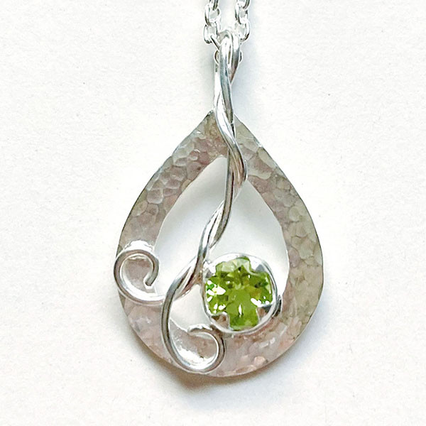 紅女　シルバーペアシェーブ唐草ペンダント（ペリドット）