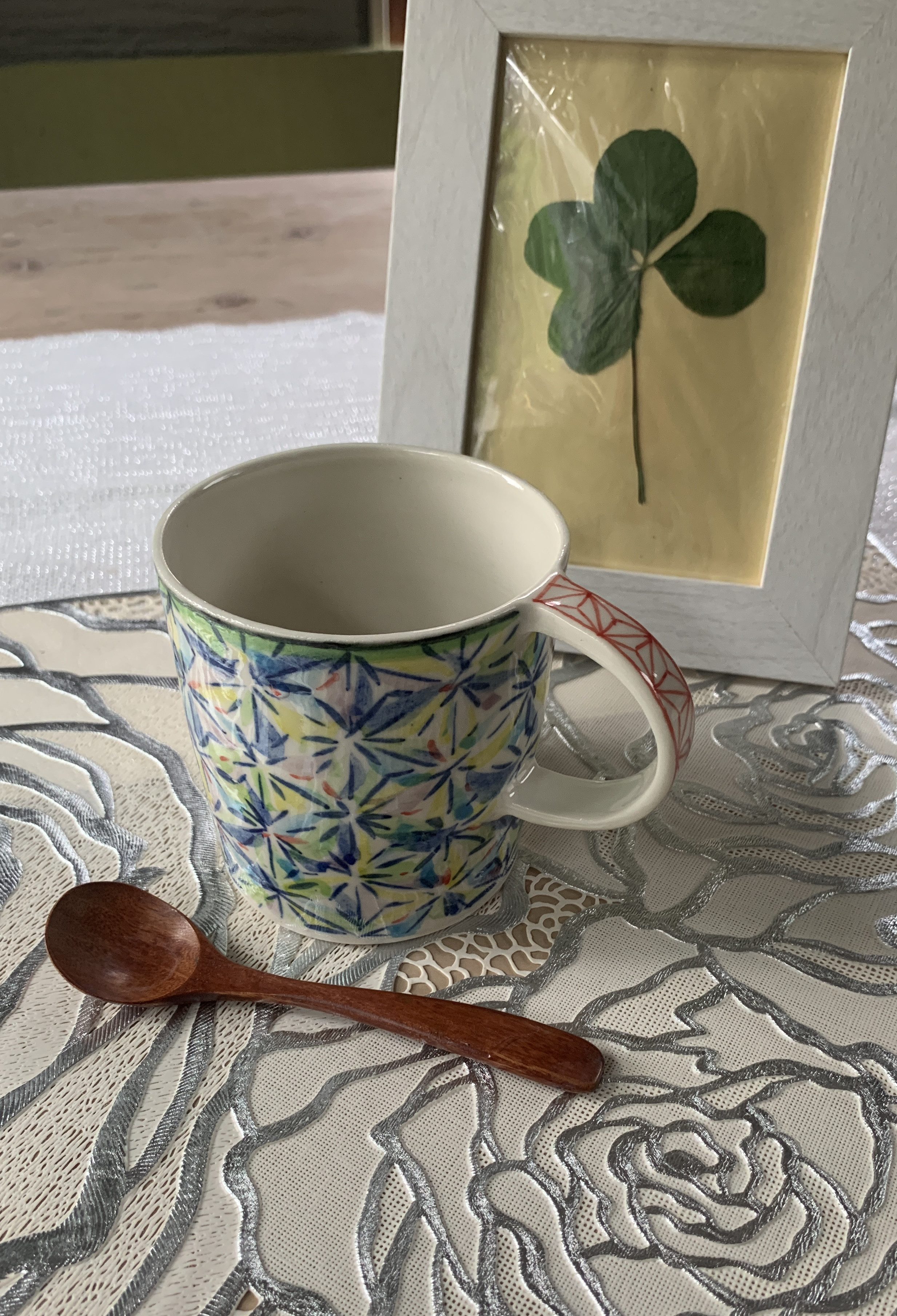 ふんわり麻の葉マグカップ（持ち手赤）