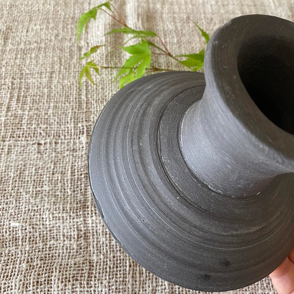 黒い陶のコンポート_無釉の黒い台皿 4枚目の画像