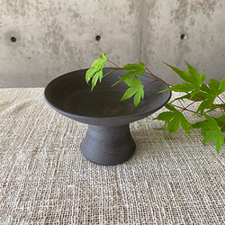 黒い陶のコンポート_無釉の黒い台皿 1枚目の画像