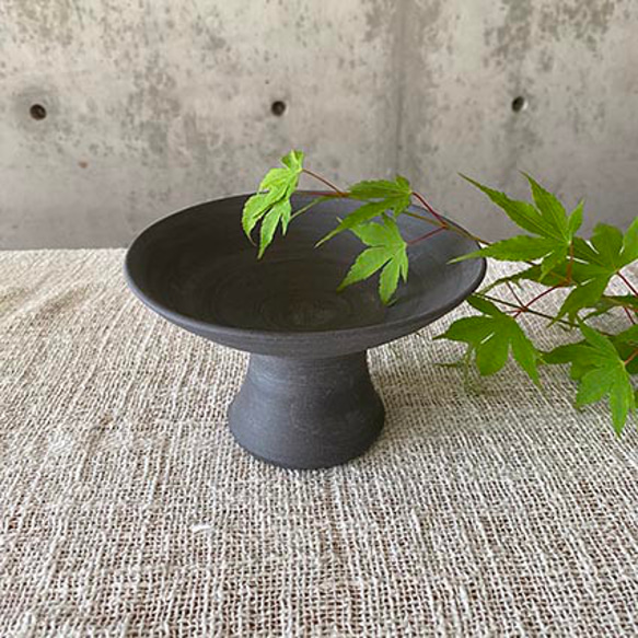 黒い陶のコンポート_無釉の黒い台皿 1枚目の画像