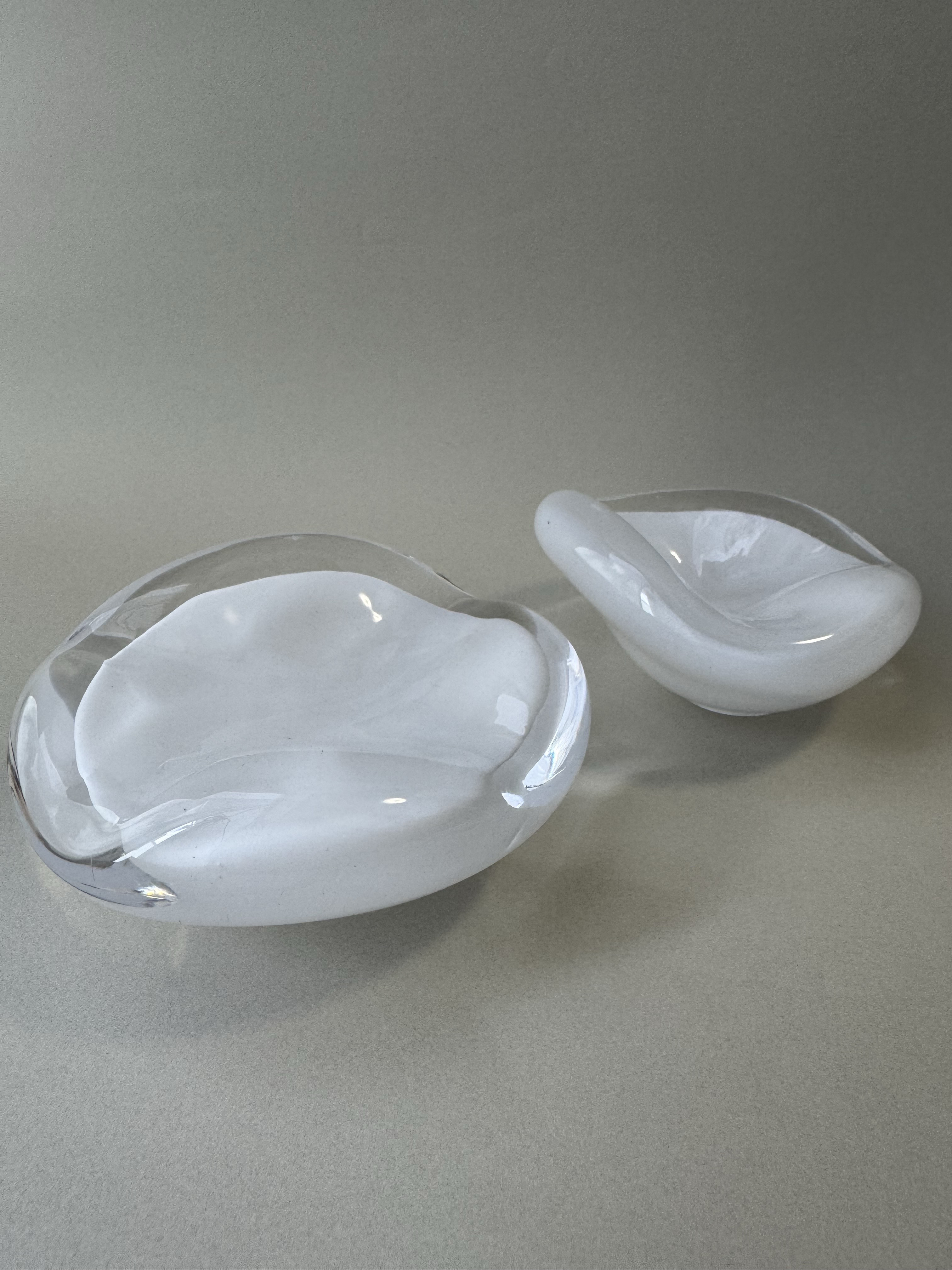 white pukkri glass base