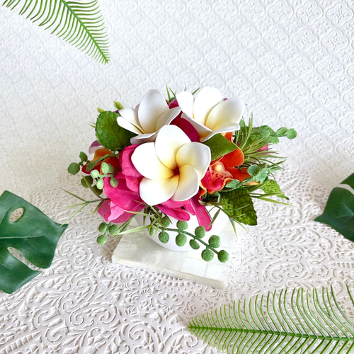 プルメリアとブーゲンビリアのハワイ風アレンジメント （アーティ