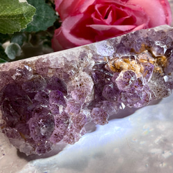 希少カコクセナイト入りアメジストクラスター 天然石置物 木製専用スタンド付き カコクセナイト内包 アメジスト クラスター 原石 ラフストーン 紫水晶