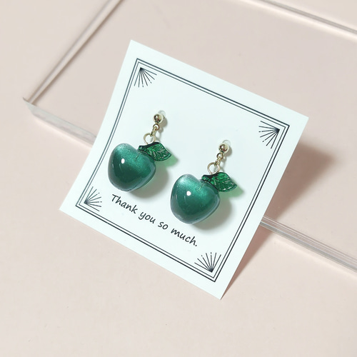 LOVE by e.m 青リンゴピアス　新品未使用品 未使用 ミセスグリーンアップル ファンの方 青リンゴ 緑リンゴ