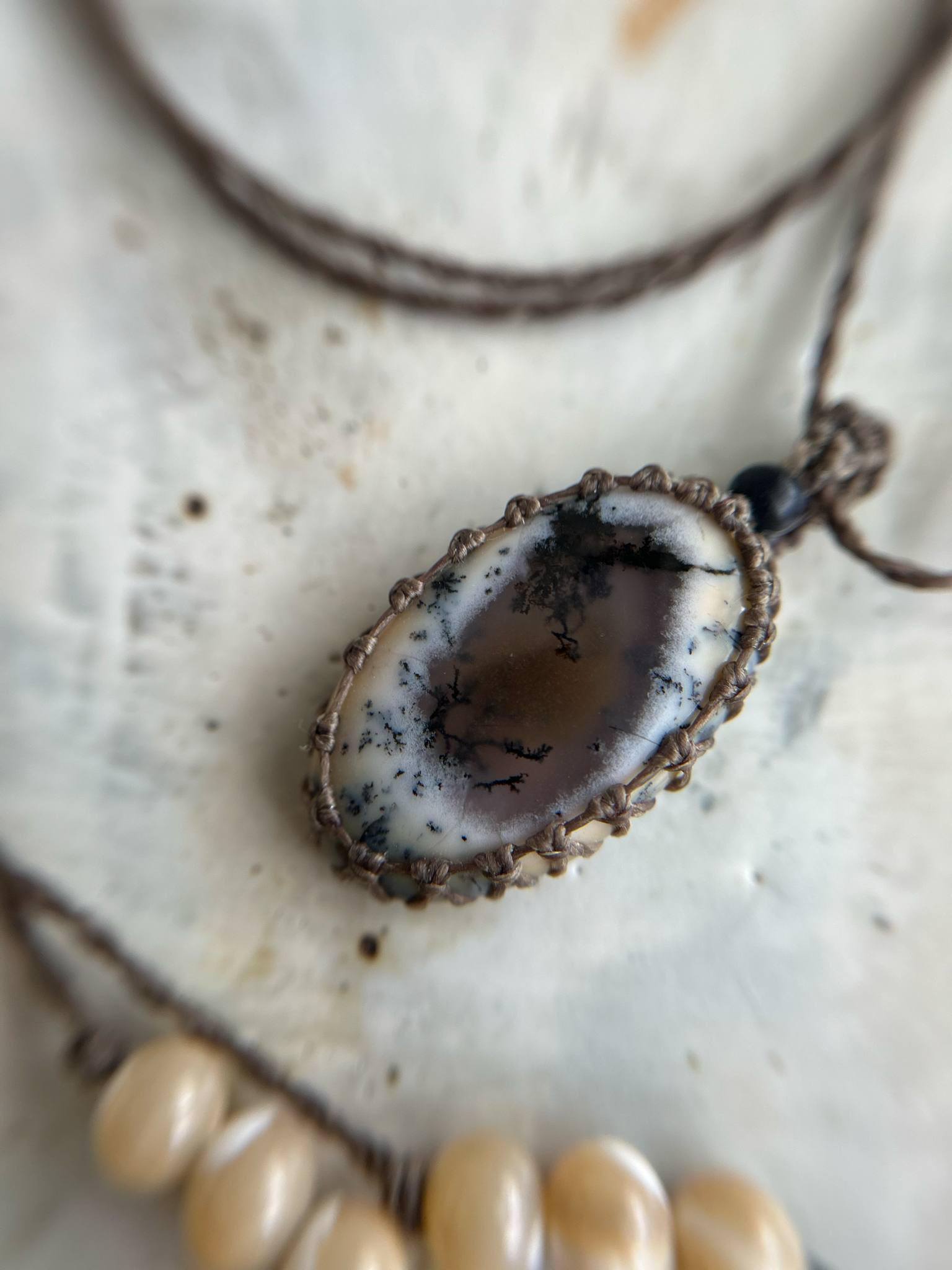 天然石のマクラメネックレス　～光を編む～　デンドリティックオパール　トルコ産