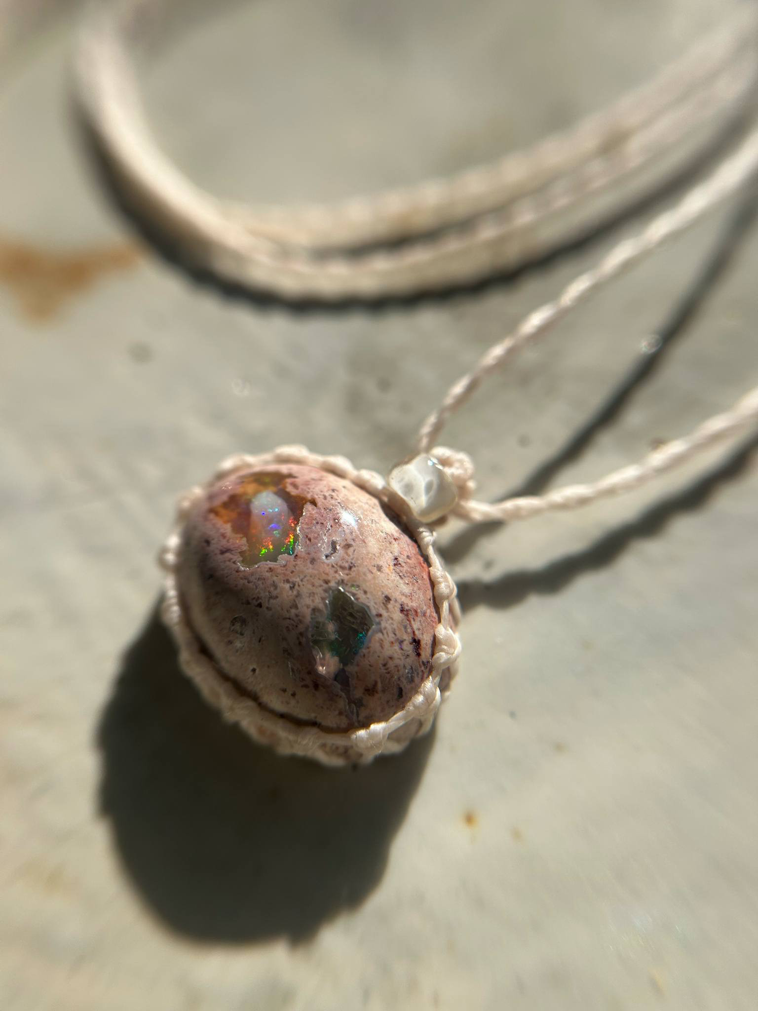 天然石のマクラメネックレス　～光を編む～　カンテラオパール　メキシコ産