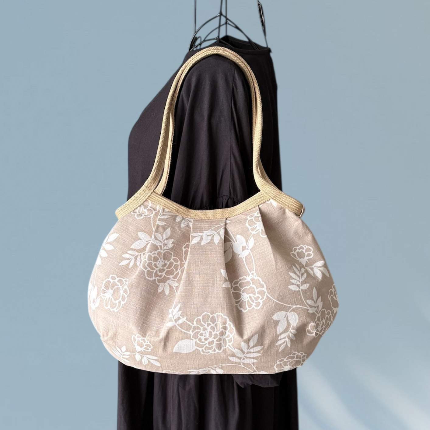 コロンと可愛いショルダーグラニーバッグ　コクリコの花  ベージュ地　◎選べる2サイズ