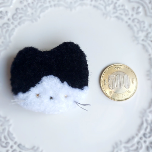ねこちゃんミニブローチ(ハチワレ)】ふわふわ 猫 ネコ パンチニードル