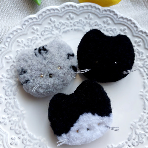 ねこちゃんミニブローチ(ハチワレ)】ふわふわ 猫 ネコ パンチニードル