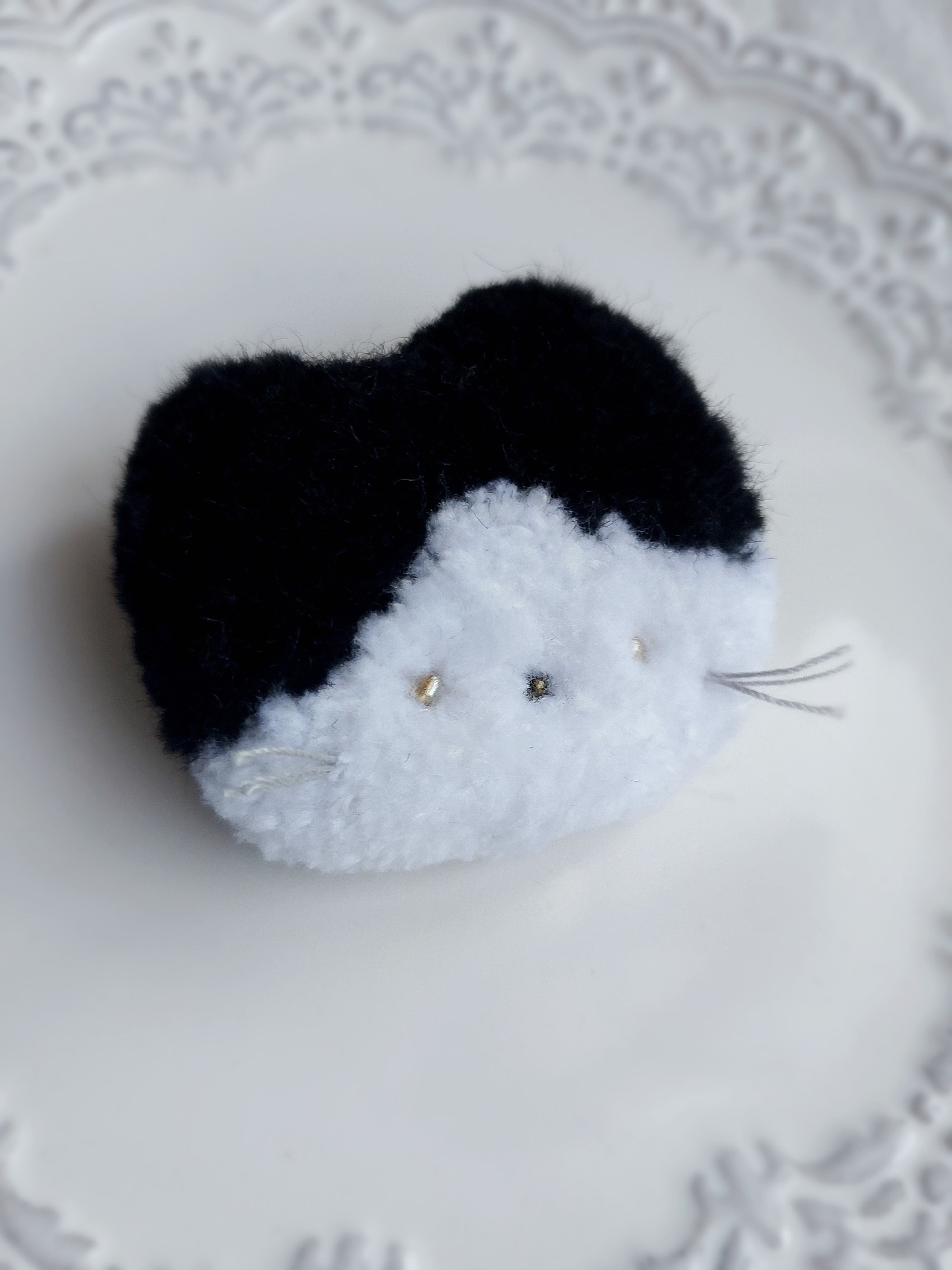 ねこちゃんミニブローチ(ハチワレ)】ふわふわ 猫 ネコ パンチ