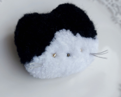 No.412　ハチワレ猫３兄弟　刺繍ブローチ 特価:ねこ(ハチワレ)【ブローチ】 猫 ネコ cat 動物 刺繍 クロス