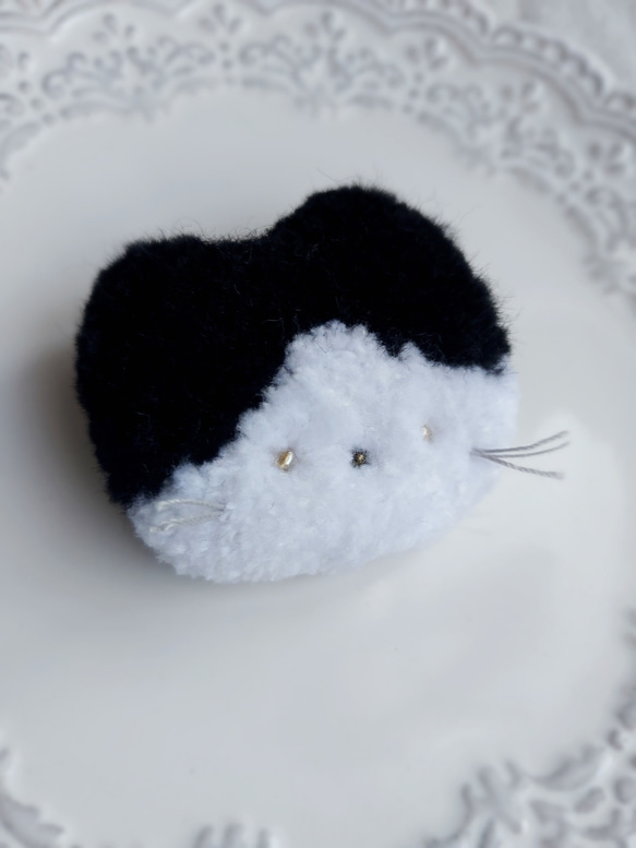 No.412　ハチワレ猫３兄弟　刺繍ブローチ No.412 ハチワレ猫3兄弟 刺繍ブローチ ハチワレ猫の刺繍ブローチ