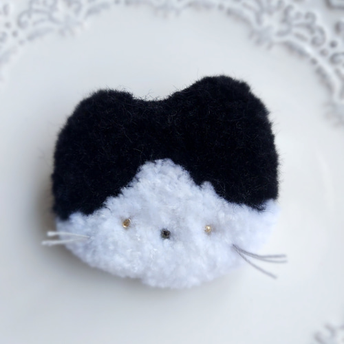 ねこちゃんミニブローチ(ハチワレ)】ふわふわ 猫 ネコ パンチニードル
