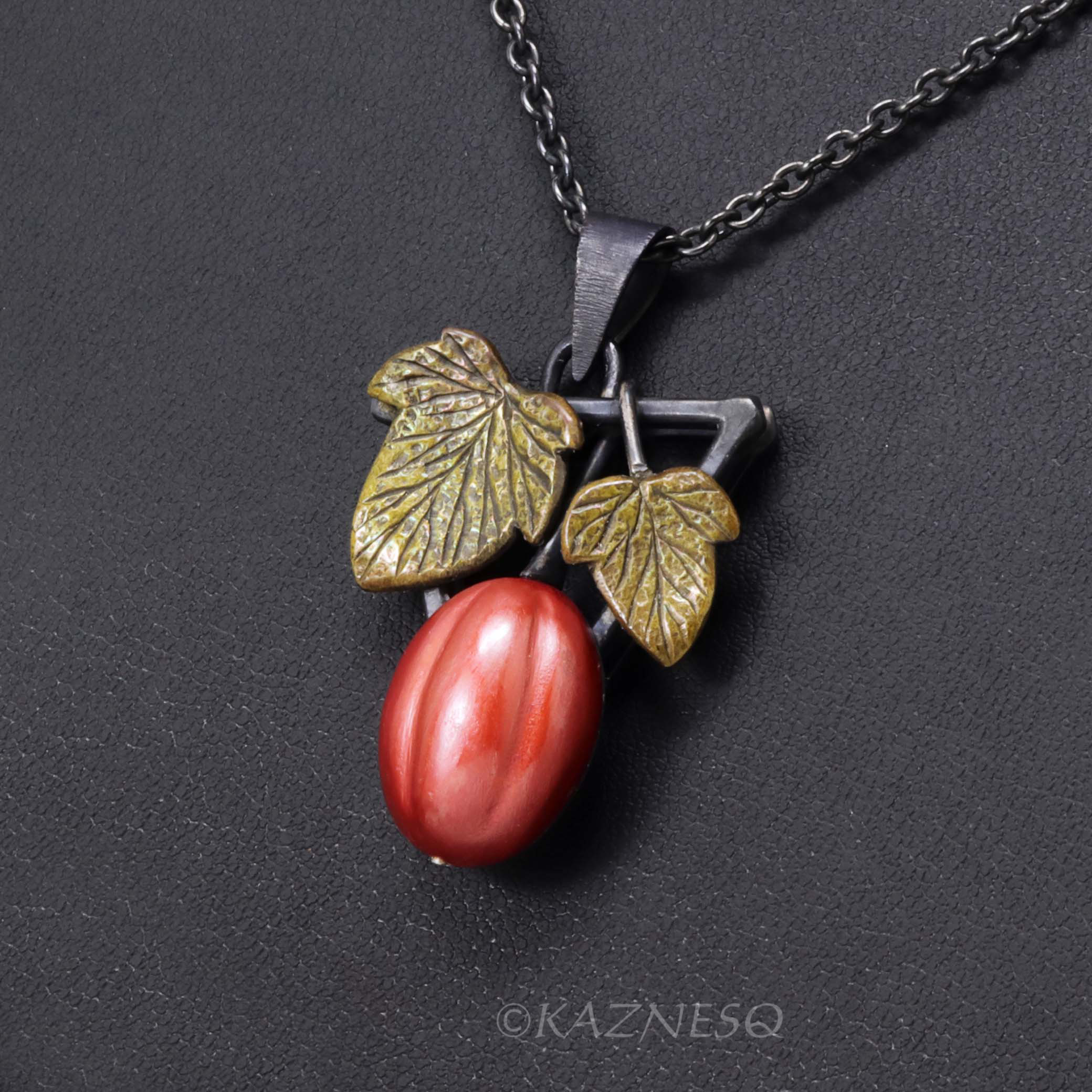 もはやアート！伝統技法でできたリーフペンダント