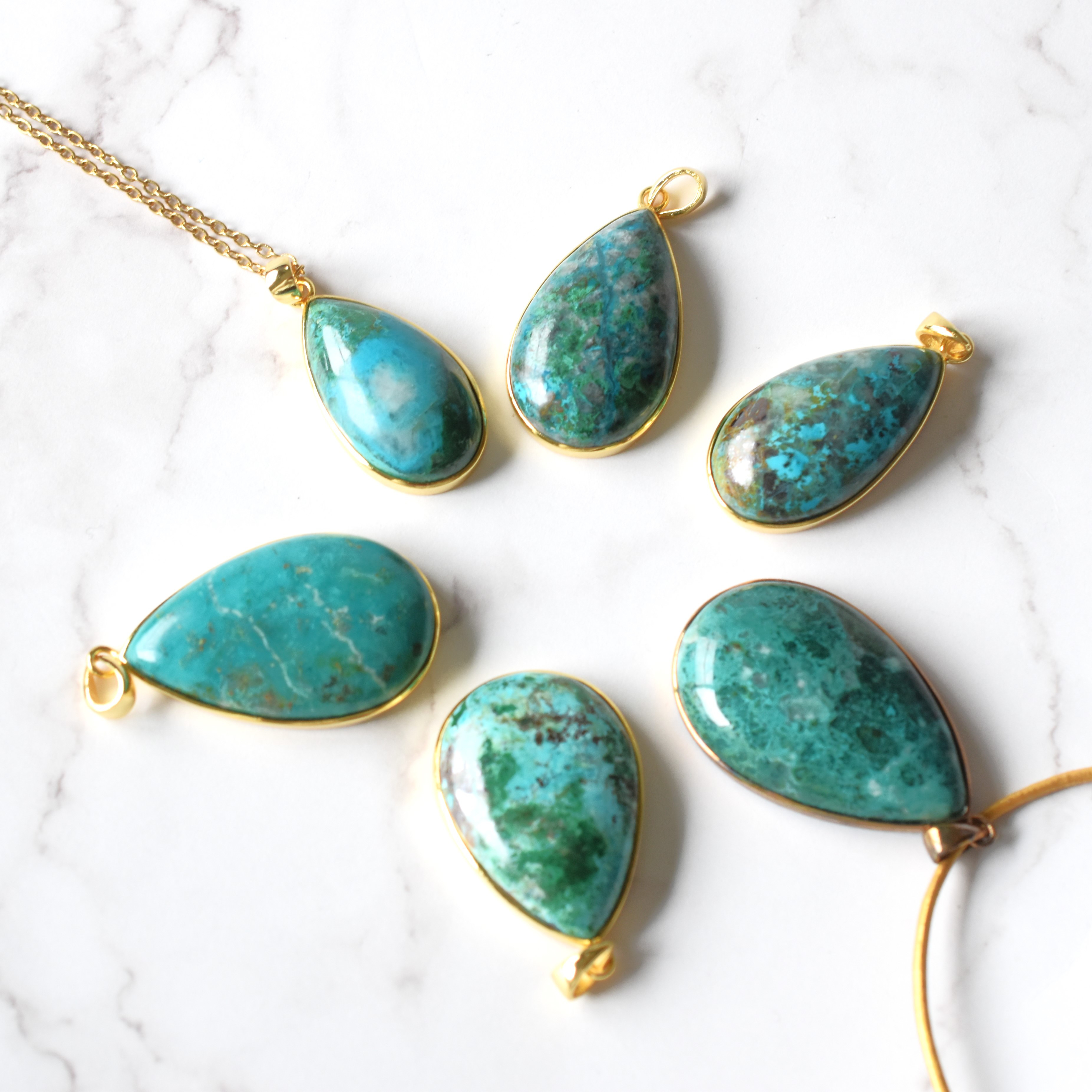 【残り４・各限定１】夏の装いに　超大粒　クリソコラ　ペンダント　ネックレス（革コード）約85㎝