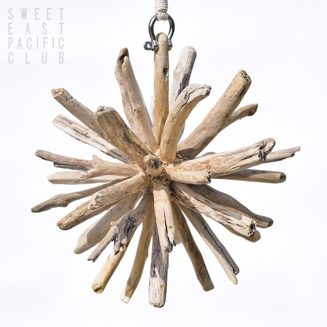 綺麗な球形の流木ボールのオブジェ（Φ30cm）