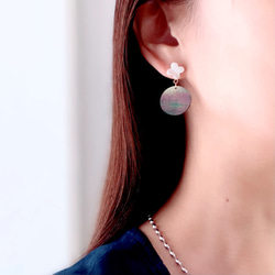 no.55天然石マザーオブパール薔薇ブラウンピアス/イヤリング