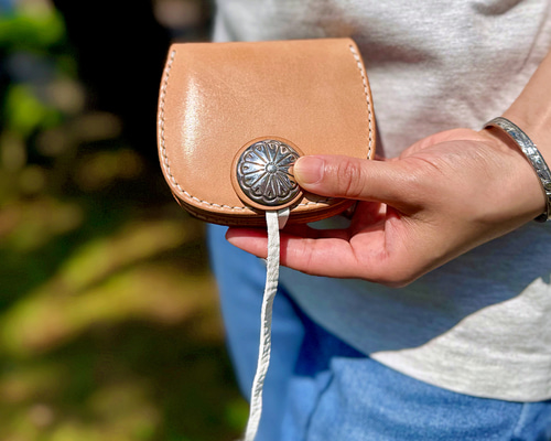 tany　【ハーフウォレット】ドロップハンドル付き ナチュラル コンチョ コンチョ巻きシェル型ハーフウォレット お札を折らないコンパクト本革