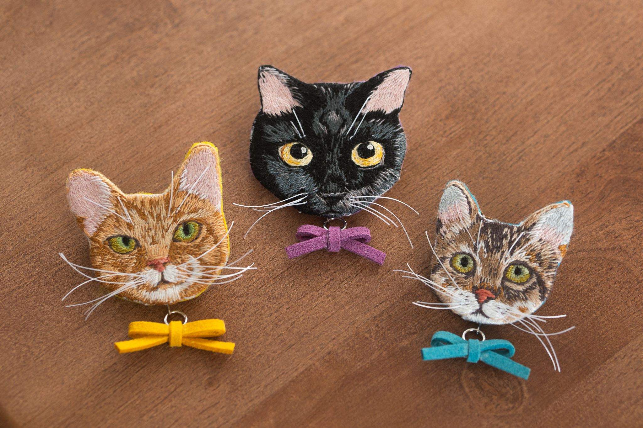 ≪うちの子オーダー≫お顔のみの刺繍｜ゆらゆら揺れるリボンのブローチ