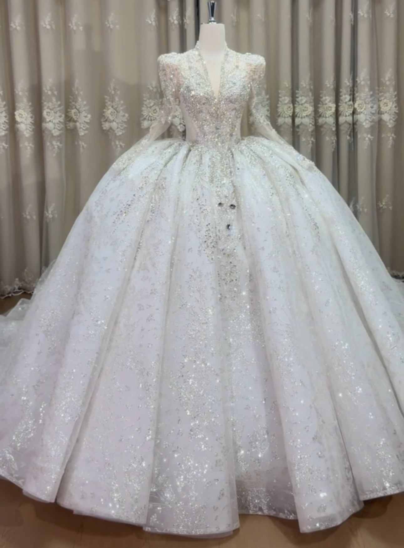 お買い得　vネック　王道派　キラキラグッリター　たっぷりなストーン　目立つ　クラシカルなウェディングドレス　結婚式花嫁