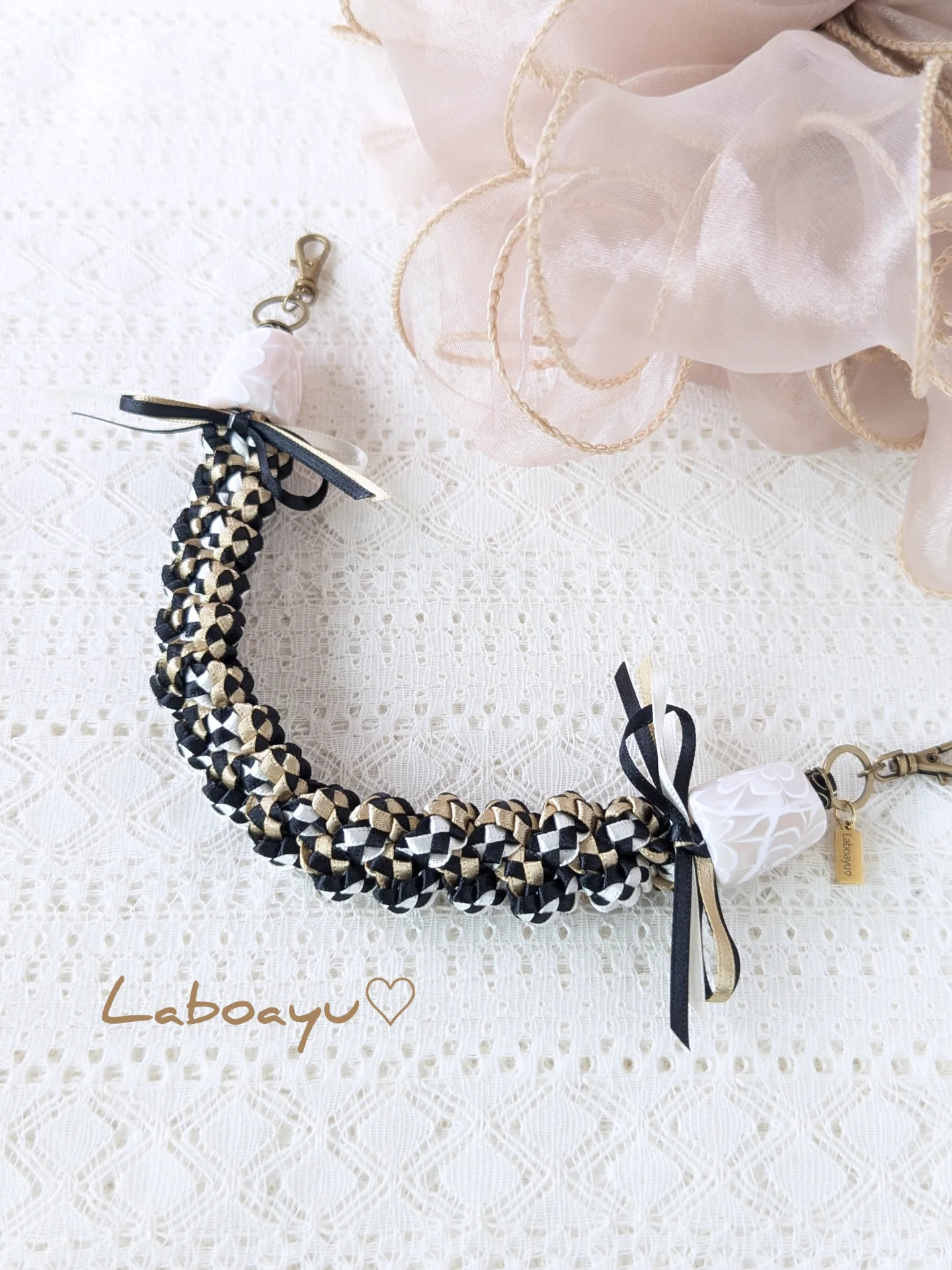 ロングロング羽織紐〈リボンレイ&華・胡粉グラデ〉