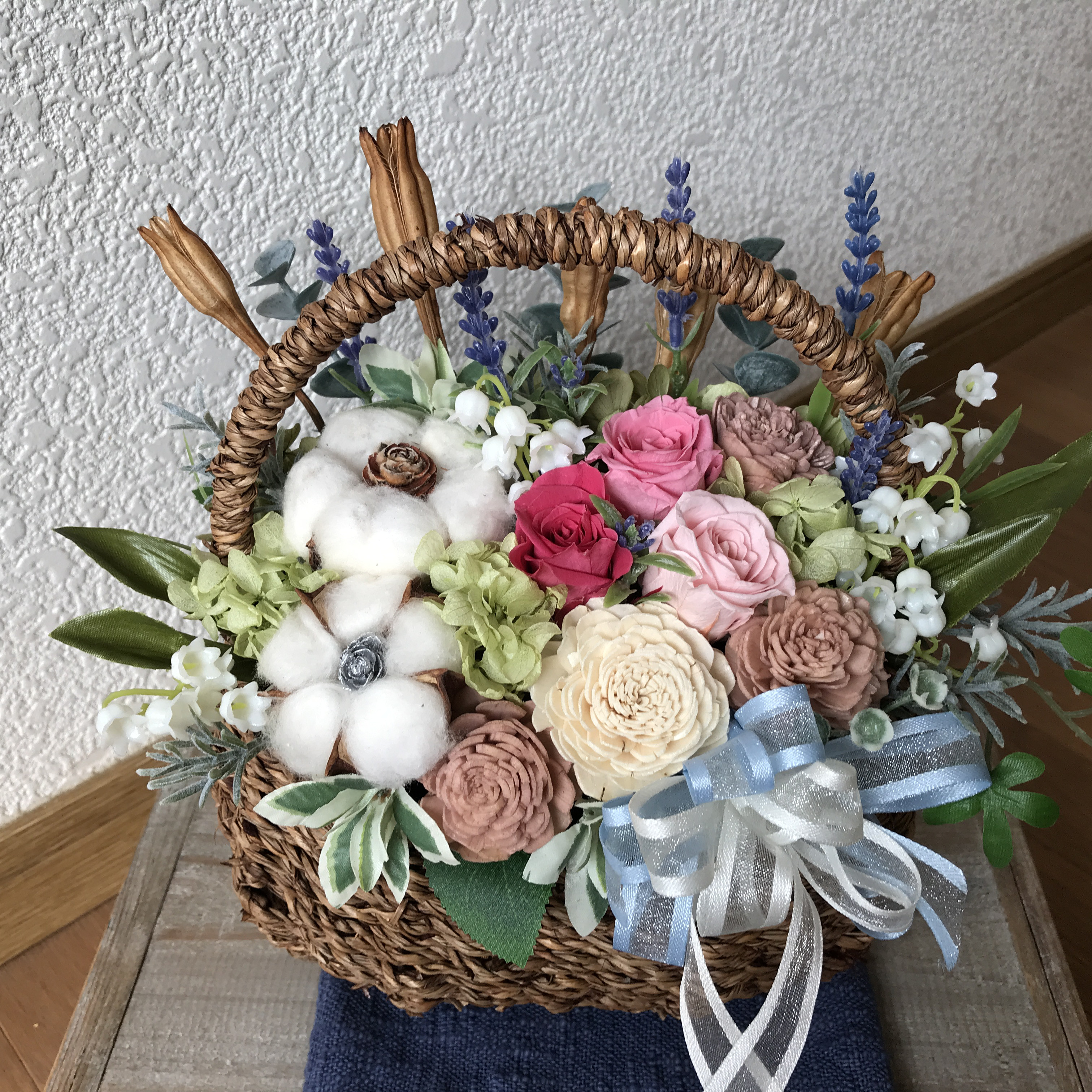 《新作＊お祝い用ギフト》️プリザーブドローズとコットンフラワーのバスケットアレンジ（受注制作） 11,100円