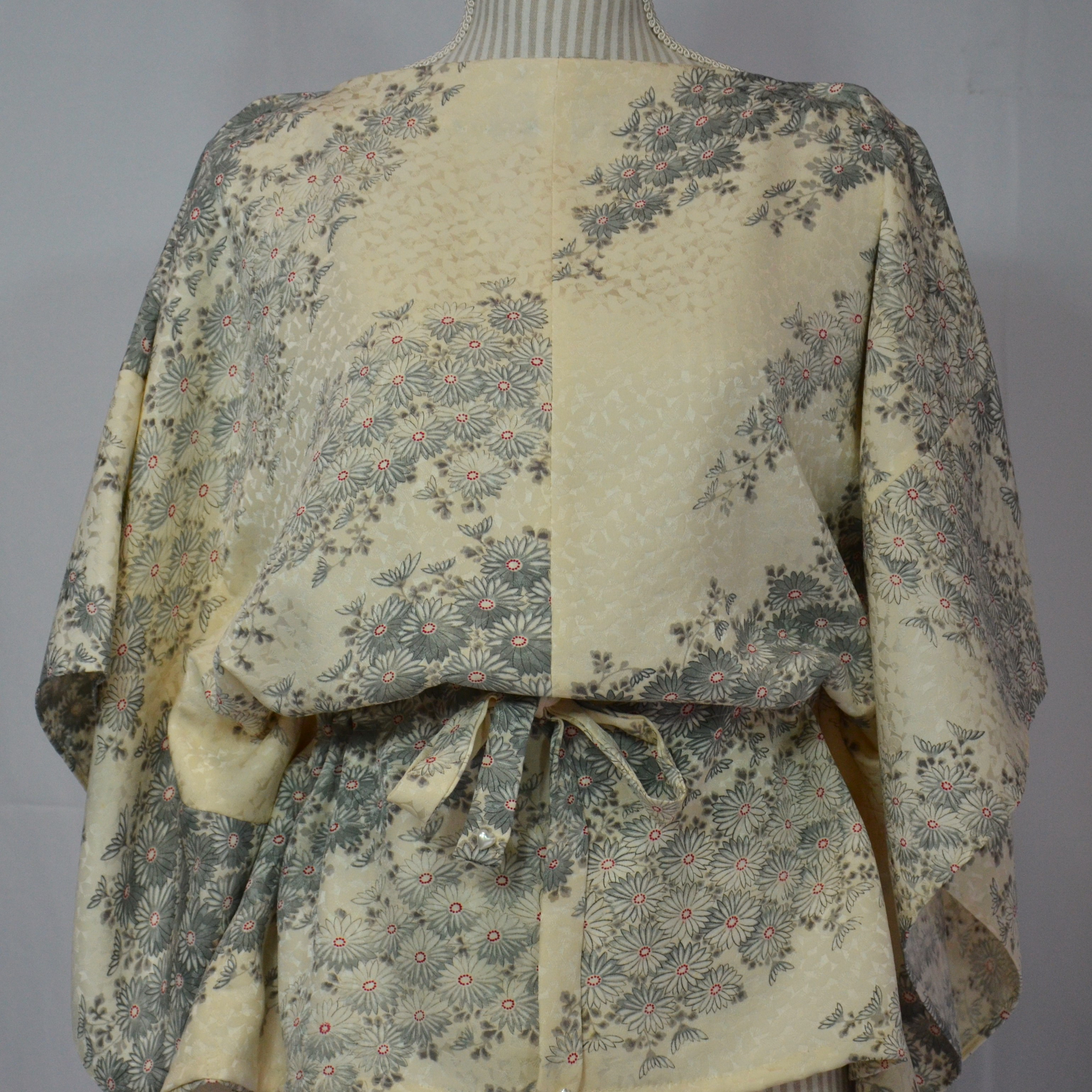 花芯に紅を挿した白菊。紋意匠の扇が洗練を彩る友禅小紋のブラウス