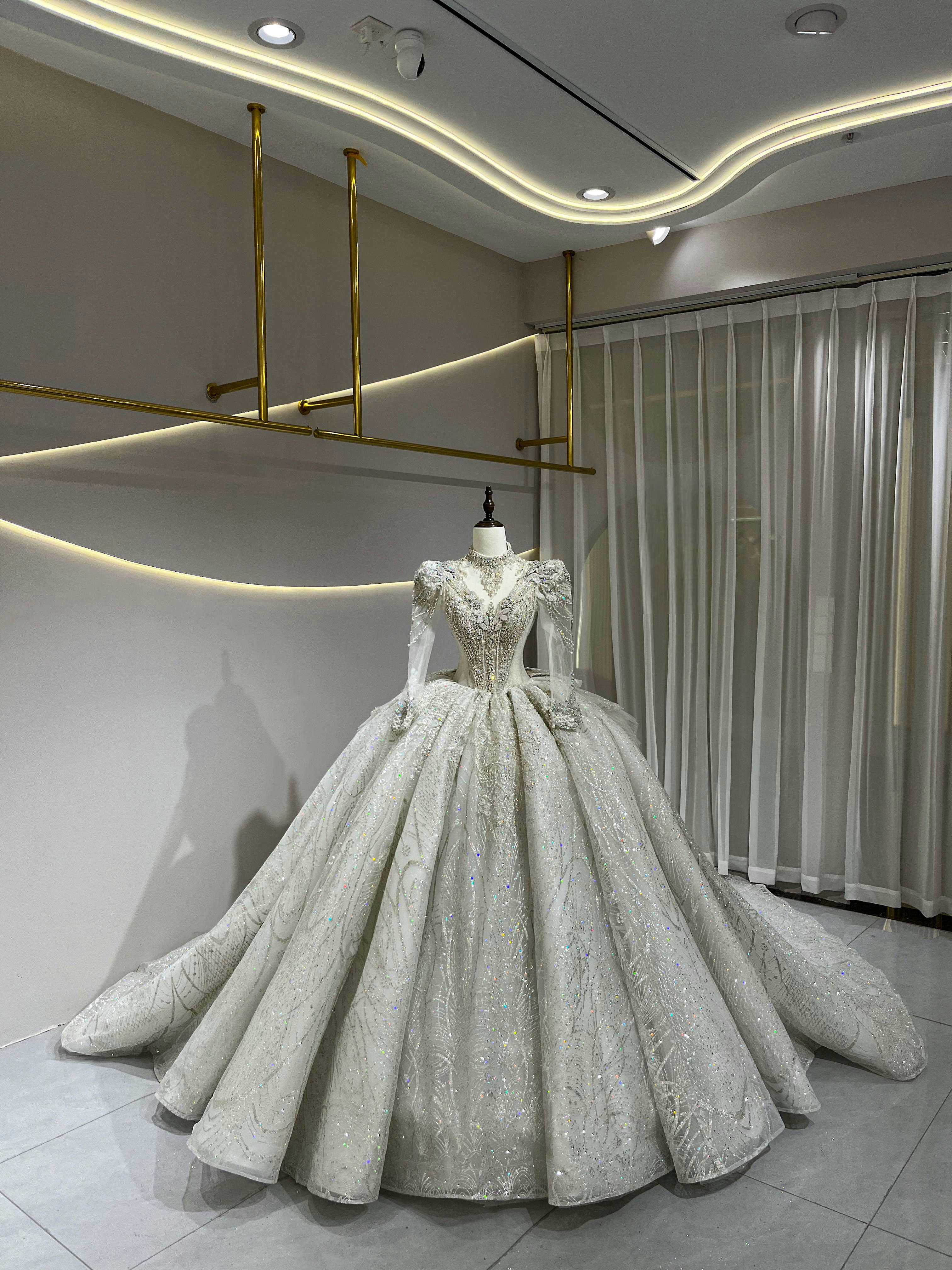 韓国風　キラキラウェディングドレス　シースルー袖　プリンセスライン　ラッフルスカート　大人気　華やかなトレーン結婚式挙式