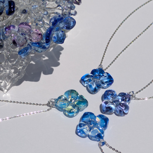 Baccarat 青いクリスタル 花形ネックレス BACCARAT バカラ K18 オルテンシア イリゼ ネックレス