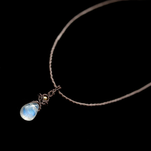 レインボームーンストーン天然石一粒マクラメネックレスmac421-華奢で