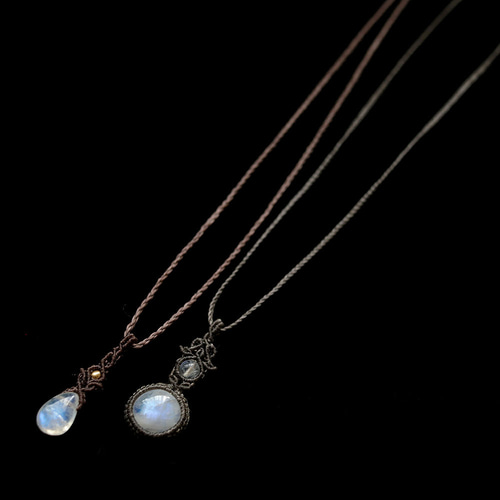 レインボームーンストーン天然石一粒マクラメネックレスmac421-華奢で