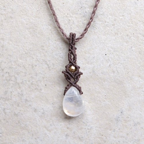 レインボームーンストーン天然石一粒マクラメネックレスmac421-華奢で