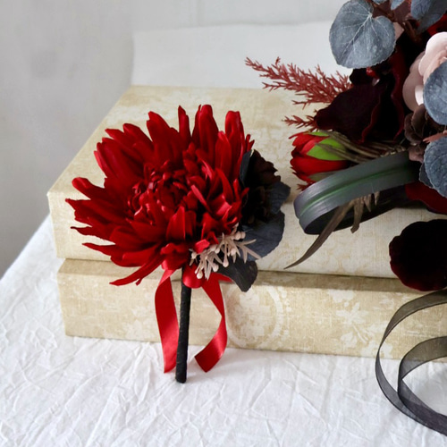 赤と黒のシックな色合いのクラッチブーケ 大人かっこいいウェディング