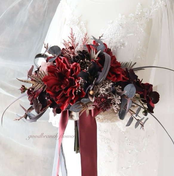 赤と黒のシックな色合いのクラッチブーケ 大人かっこいいウェディング