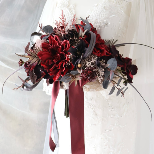 赤と黒のシックな色合いのクラッチブーケ 大人かっこいいウェディング