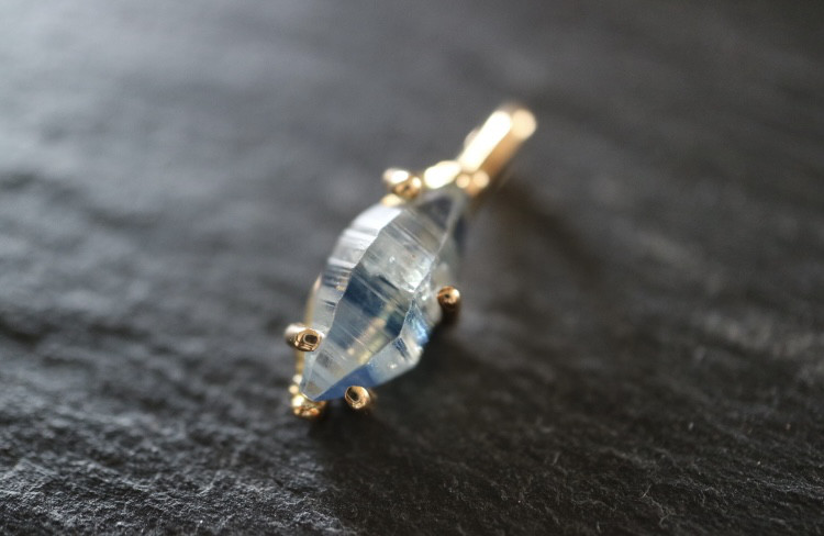Rough Sapphire  K18ペンダントトップ　（23PT-04)