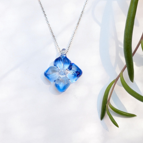 よひらの花 クリア青 サージカルステンレスチェーン ガラス ネックレス
