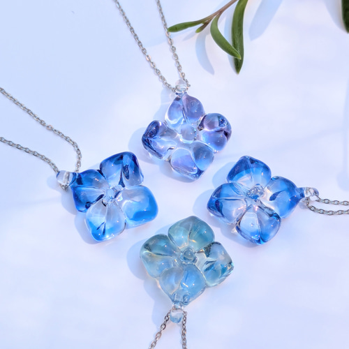 よひらの花 クリア青 サージカルステンレスチェーン ガラス ネックレス