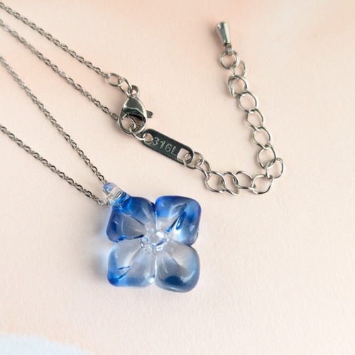 よひらの花 クリア青 サージカルステンレスチェーン ガラス ネックレス