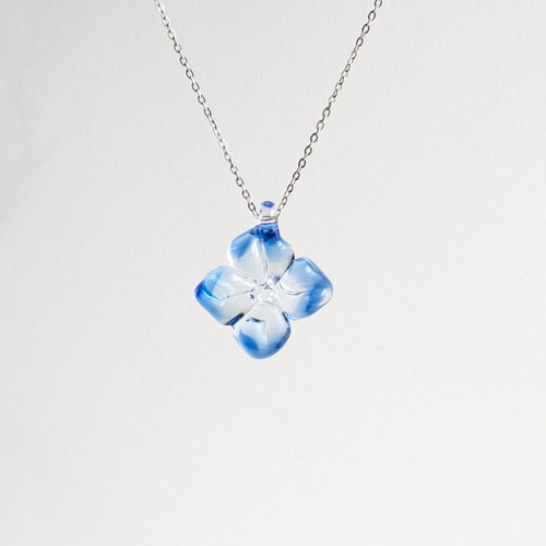よひらの花 クリア青 サージカルステンレスチェーン ガラス ネックレス